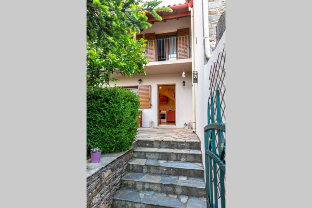 Small House With Garden & View Promirion Bagian luar foto