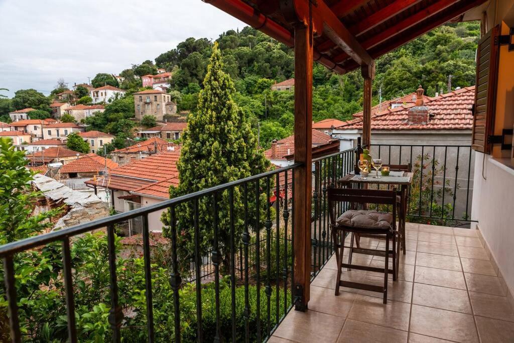 Small House With Garden & View Promirion Bagian luar foto
