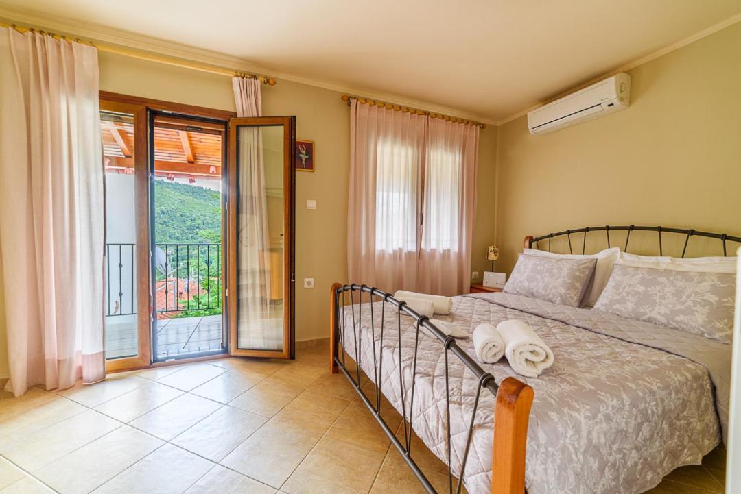 Small House With Garden & View Promirion Bagian luar foto