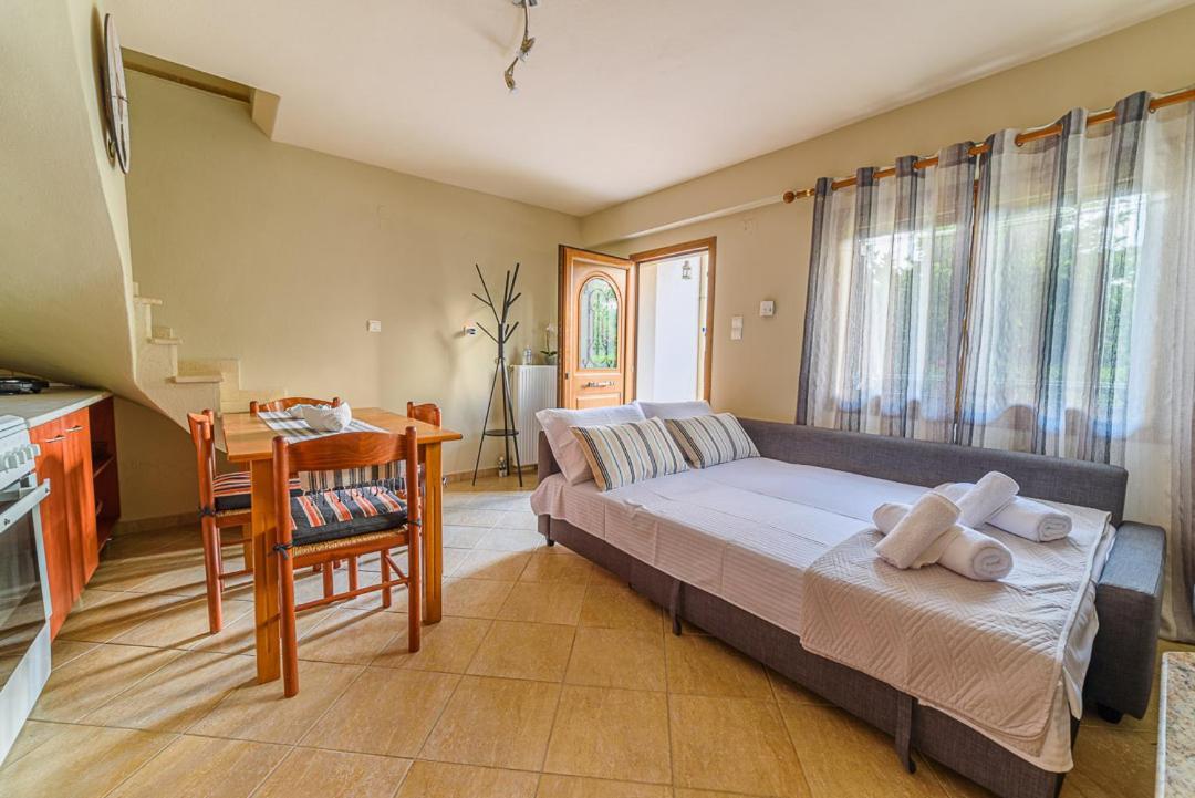 Small House With Garden & View Promirion Bagian luar foto